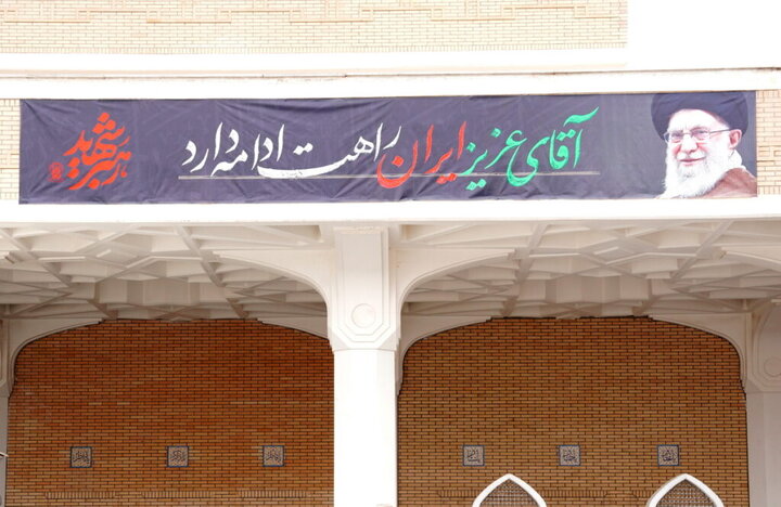 تصاویر امام شهید ایران در صحن و سرای حرم بانوی کرامت