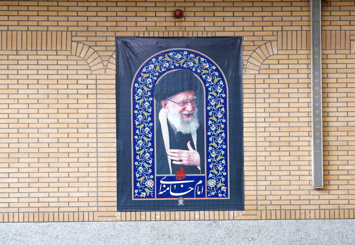 تصاویر امام شهید ایران در صحن و سرای حرم بانوی کرامت