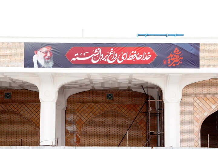 تصاویر امام شهید ایران در صحن و سرای حرم بانوی کرامت