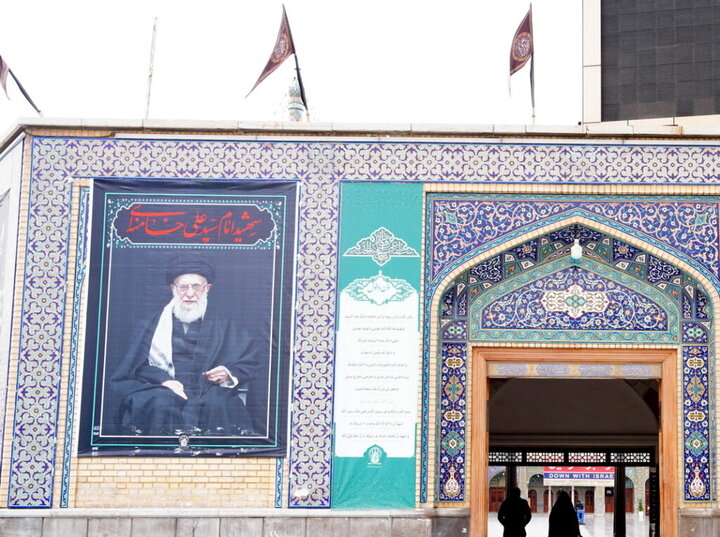 تصاویر امام شهید ایران در صحن و سرای حرم بانوی کرامت