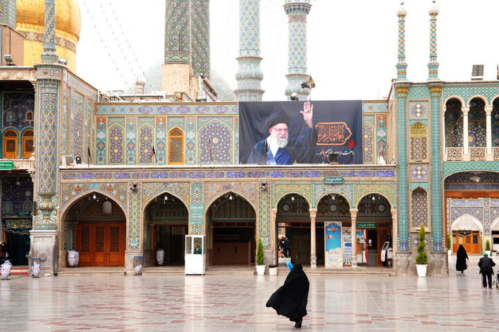 تصاویر امام شهید ایران در صحن و سرای حرم بانوی کرامت