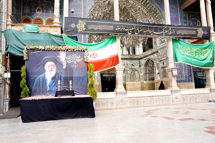 تصاویر امام شهید ایران در صحن و سرای حرم بانوی کرامت