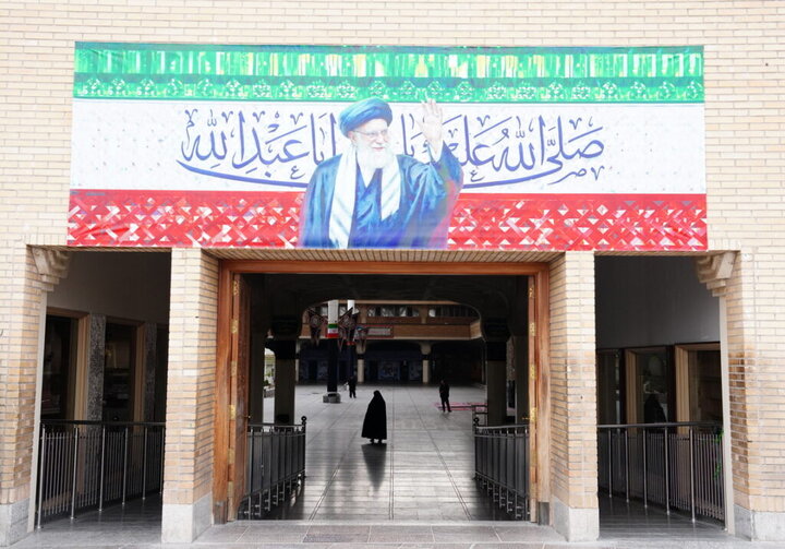تصاویر امام شهید ایران در صحن و سرای حرم بانوی کرامت