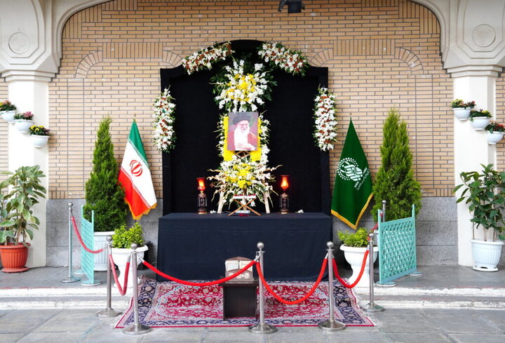 تصاویر امام شهید ایران در صحن و سرای حرم بانوی کرامت