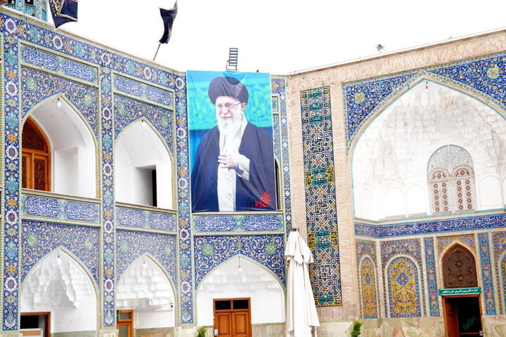 تصاویر امام شهید ایران در صحن و سرای حرم بانوی کرامت