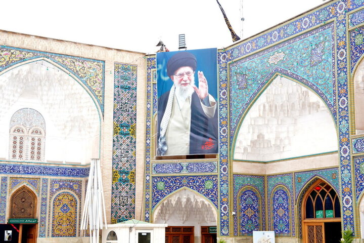 تصاویر امام شهید ایران در صحن و سرای حرم بانوی کرامت