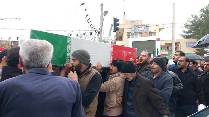 تصاویر / تشییع با شکوه پیکر مطهر شهیدان «امیررضا شیراوند» و «یاسر خویشوند» در نهاوند