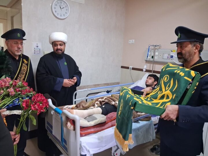 عیادت خادمان حرم بانوی کرامت از بیماران و تعدادی از مجروحان حملات آمریکایی صهیونی در آستانه شب قدر