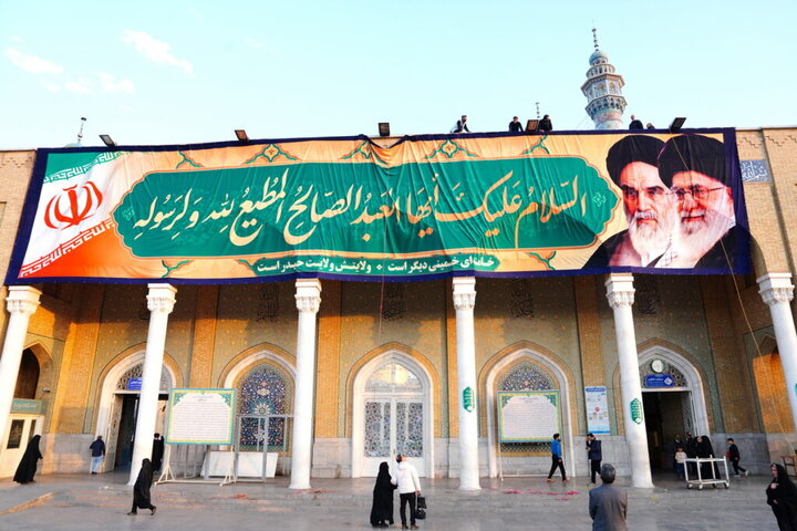 نصب کتیبه سلام بر امام شهید انقلاب در حرم بانوی کرامت