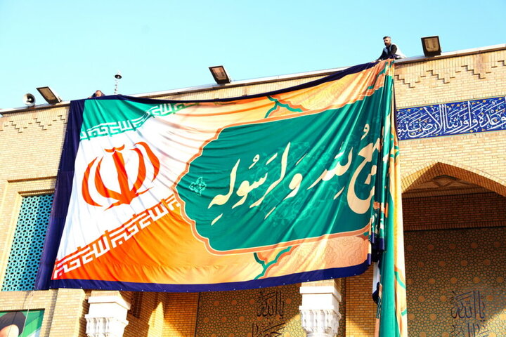 نصب کتیبه سلام بر امام شهید انقلاب در حرم بانوی کرامت