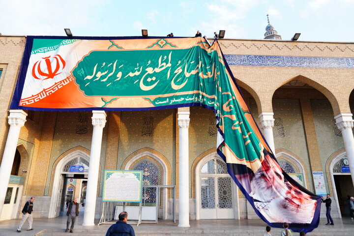 نصب کتیبه سلام بر امام شهید انقلاب در حرم بانوی کرامت