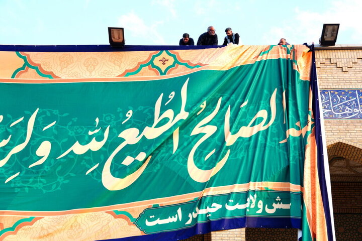 نصب کتیبه سلام بر امام شهید انقلاب در حرم بانوی کرامت