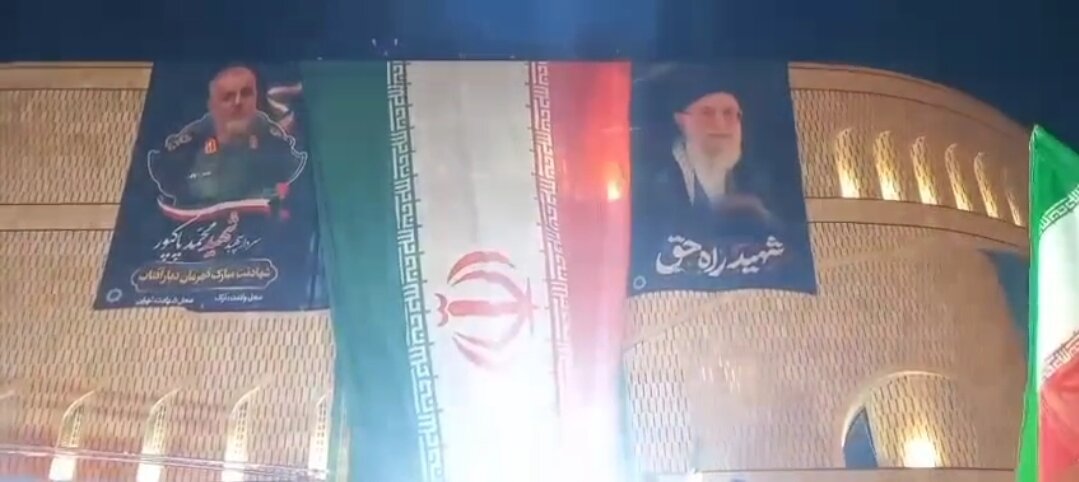 فیلم| لحظه اهتزاز پرچم مقدس ایران در تجمع امشب میدان شهدای اراک