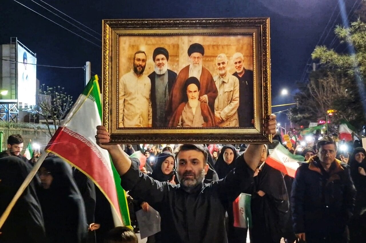 فیلم| صحنه‌هایی از حضور مردم در هفتمین شب از خونخواهی امام شهید انقلاب