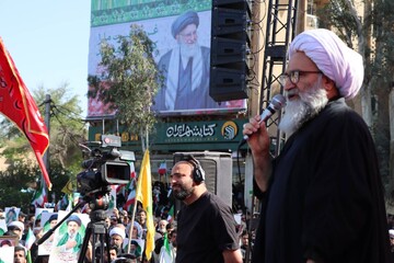 حضرت آیت‌الله خامنه‌ای، علی‌رغم میل استکبار جهانی، پرچم انقلاب را به دست گرفتند