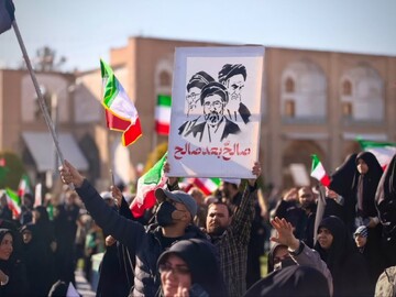 اصفهانی‌ها زیر بمباران جنگنده ها با رهبر جدید انقلاب اسلامی بیعت کردند