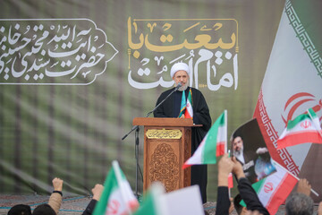 بیعت با رهبر معظم انقلاب بیعت با امام زمان(عج) است
