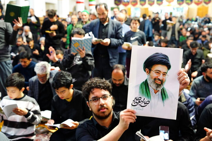 حال‌وهوای زائران حرم بانوی کرامت در لحظه اعلام انتخاب سومین رهبر انقلاب