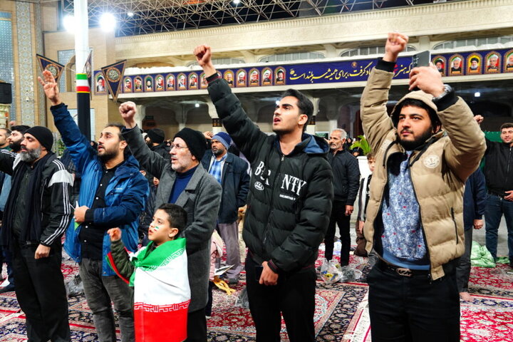 حال‌وهوای زائران حرم بانوی کرامت در لحظه اعلام انتخاب سومین رهبر انقلاب
