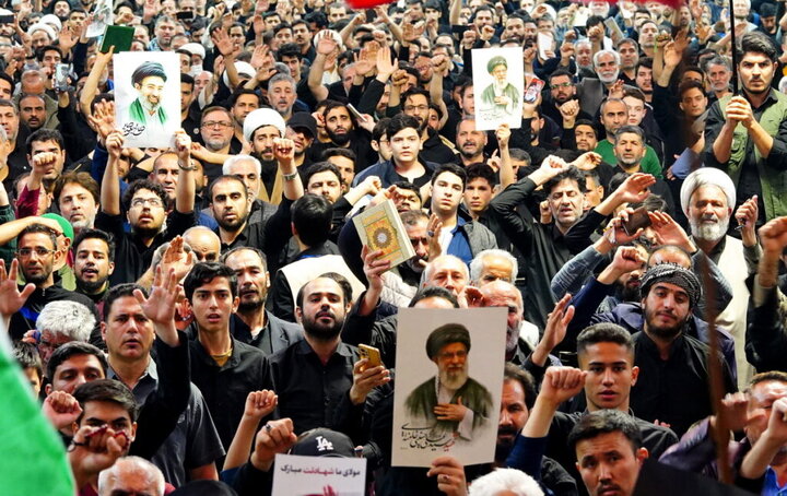 حال‌وهوای زائران حرم بانوی کرامت در لحظه اعلام انتخاب سومین رهبر انقلاب
