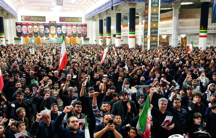 حال‌وهوای زائران حرم بانوی کرامت در لحظه اعلام انتخاب سومین رهبر انقلاب
