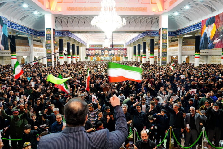 حال‌وهوای زائران حرم بانوی کرامت در لحظه اعلام انتخاب سومین رهبر انقلاب