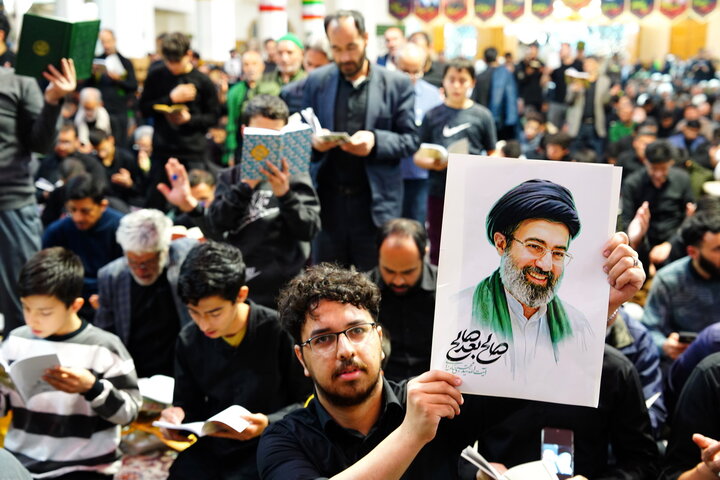 حال‌وهوای زائران حرم بانوی کرامت در لحظه اعلام انتخاب سومین رهبر انقلاب
