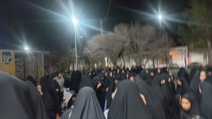 تصاویر/ فعالیت مدرسه علمیه فاطمه الزهرا کشکوئیه در حاشیه تجمع مردمی