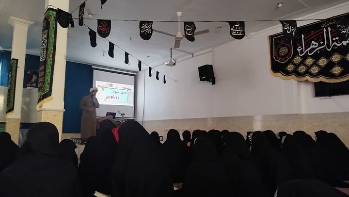 تصاویر/ برگزاری نشست بصیرتی «جنایات آمریکا و دستاوردهای انقلاب اسلامی»  در احمدآباد