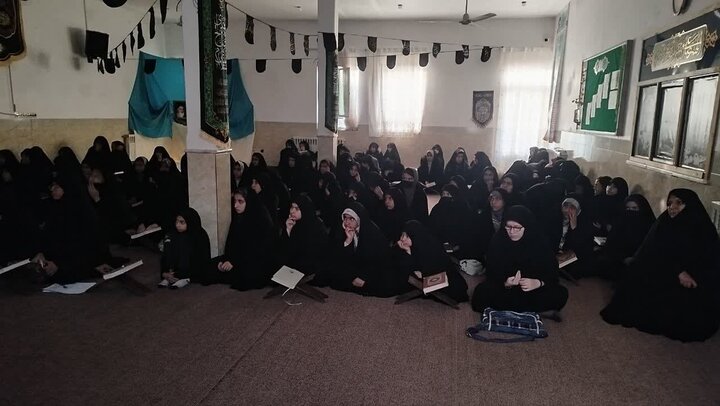 تصاویر/ برگزاری نشست بصیرتی «جنایات آمریکا و دستاوردهای انقلاب اسلامی»  در احمدآباد
