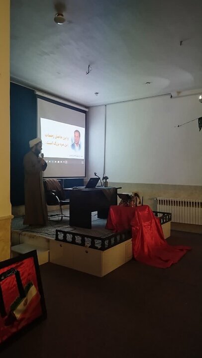 تصاویر/ برگزاری نشست بصیرتی «جنایات آمریکا و دستاوردهای انقلاب اسلامی»  در احمدآباد