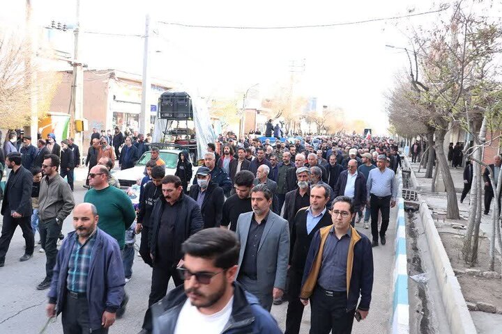 تصاویر / تشییع پیکر شهید والامقام امیر زمانی رحیمی در سگزآباد شهرستان بویین زهرا