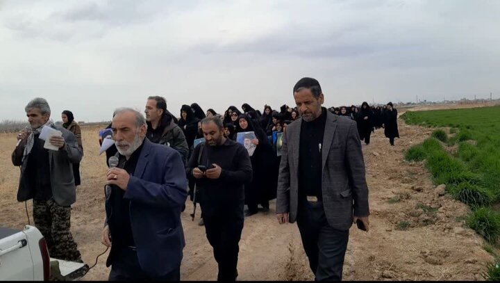 تصاویر / دسته عزاداری مردم  روستای  عصمت آباد  بویین زهرا ، به یاد رهبر شهید وبیعت با رهبری جدید انقلاب اسلامی