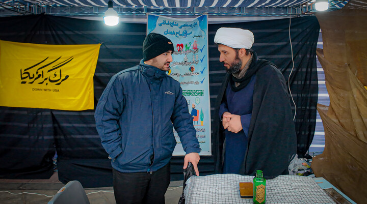 تصاویر/برگزاری غرفه فرهنگی توسط طلاب مدرسه علمیه آیت الله آخوند
