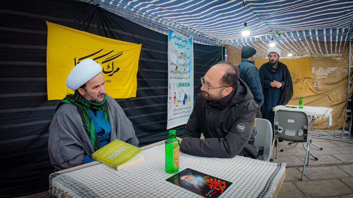 تصاویر/برگزاری غرفه فرهنگی توسط طلاب مدرسه علمیه آیت الله آخوند