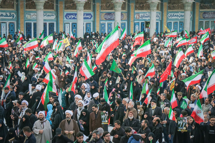 تصاویر/ اجتماع عظیم مردم‌ انقلابی قم در بیعت با سومین رهبر انقلاب در مسجد مقدس جمکران