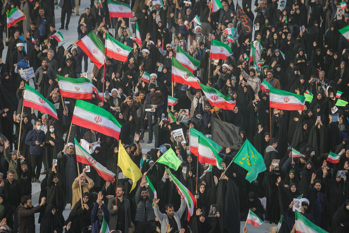 تصاویر/ اجتماع عظیم مردم‌ انقلابی قم در بیعت با سومین رهبر انقلاب در مسجد مقدس جمکران