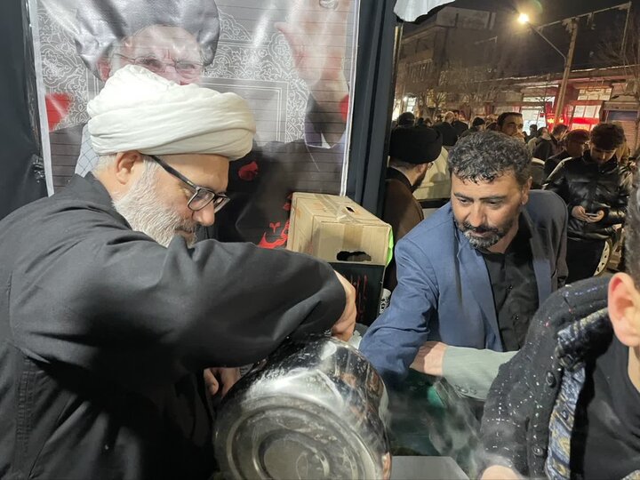 تصاویر/ ایستگاه صلواتی مدرسه علمیه میاندوآب در سوگ قائد امت