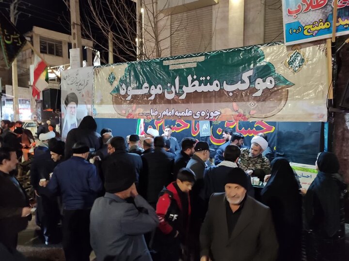 تصاویر/ ایستگاه صلواتی مدرسه علمیه میاندوآب در سوگ قائد امت