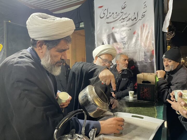 تصاویر/ ایستگاه صلواتی مدرسه علمیه میاندوآب در سوگ قائد امت