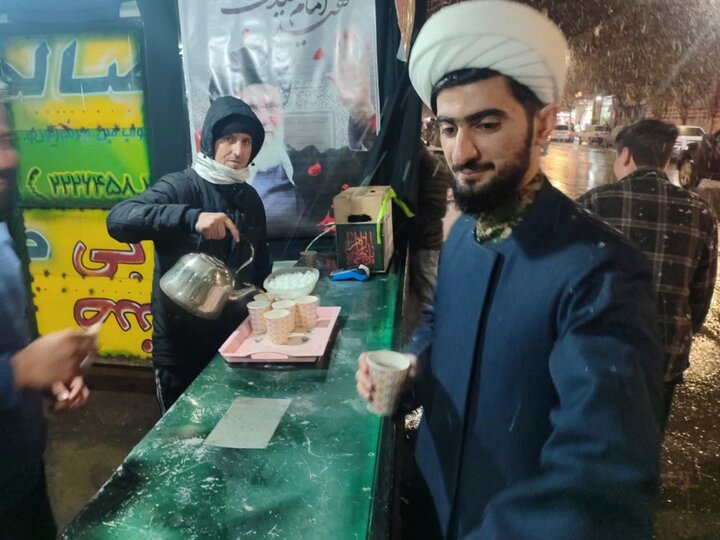 تصاویر/ ایستگاه صلواتی مدرسه علمیه میاندوآب در سوگ قائد امت