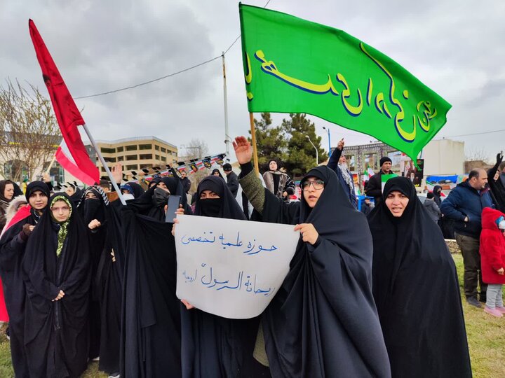 تصاویر/ حضور طلاب مدارس علمیه خواهران ارومیه در اجتماع بیعت مردم ارومیه با منتخب خبرگان رهبری