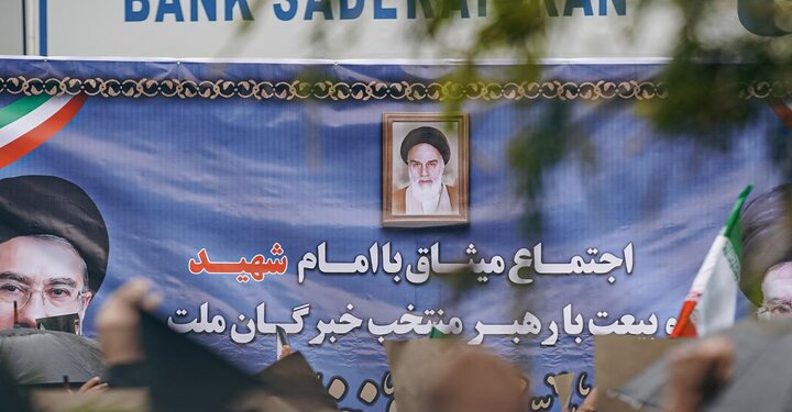 بیعت ساروی ها زیر باران با رهبر سوم انقلاب اسلامی ایران