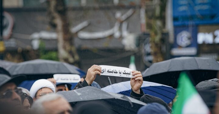 بیعت ساروی ها زیر باران با رهبر سوم انقلاب اسلامی ایران