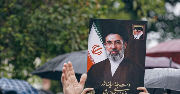 بیعت ساروی ها زیر باران با رهبر سوم انقلاب اسلامی ایران
