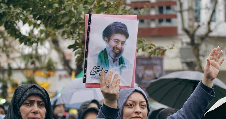 بیعت ساروی ها زیر باران با رهبر سوم انقلاب اسلامی ایران