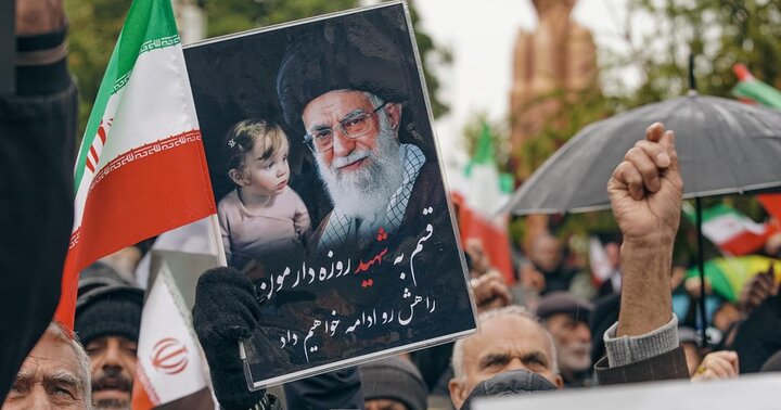 بیعت ساروی ها زیر باران با رهبر سوم انقلاب اسلامی ایران