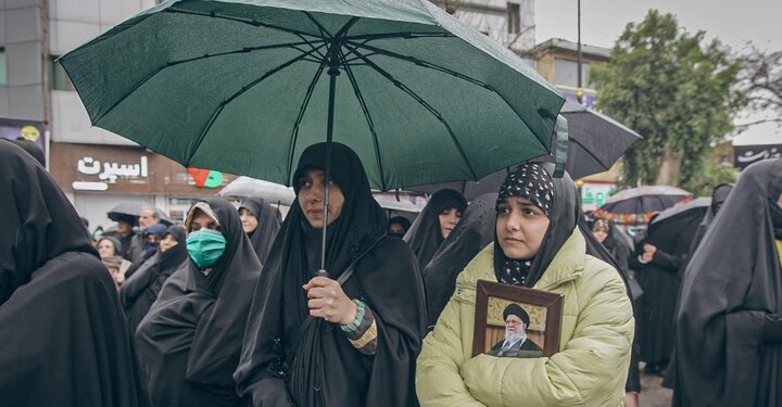 بیعت ساروی ها زیر باران با رهبر سوم انقلاب اسلامی ایران