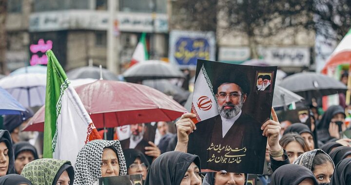بیعت ساروی ها زیر باران با رهبر سوم انقلاب اسلامی ایران