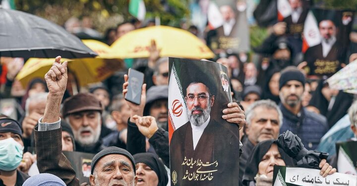 بیعت ساروی ها زیر باران با رهبر سوم انقلاب اسلامی ایران